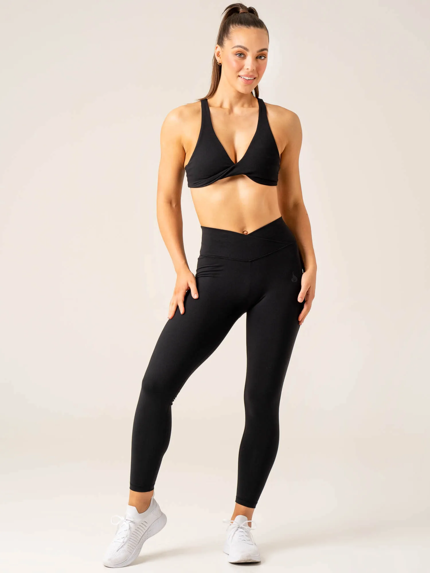 Momentum Twist Sports Bra - Black